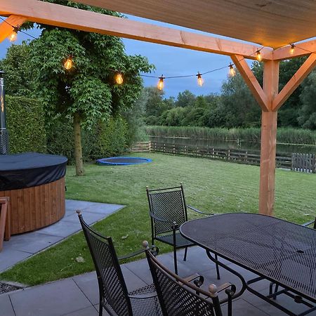 Villa Riverside Met Hottub, Eigen Aanlegsteiger, Zwemtrap, Trampoline En Kano'S Zeewolde Bagian luar foto