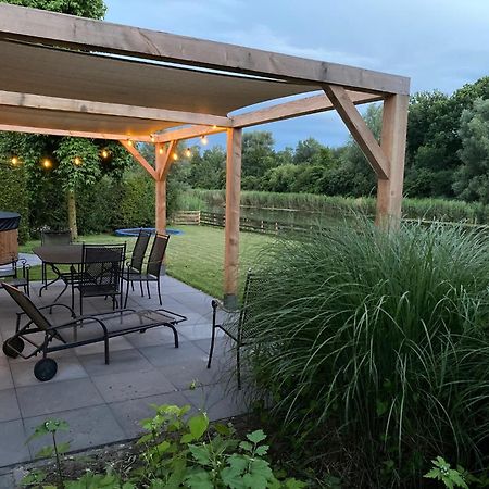 Villa Riverside Met Hottub, Eigen Aanlegsteiger, Zwemtrap, Trampoline En Kano'S Zeewolde Bagian luar foto