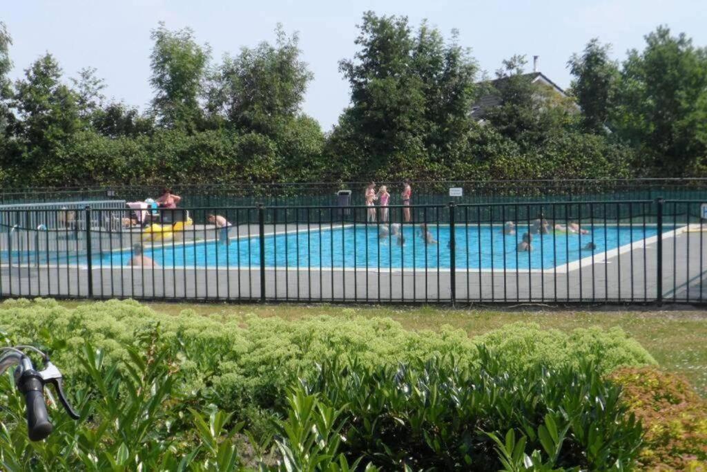 Villa Riverside Met Hottub, Eigen Aanlegsteiger, Zwemtrap, Trampoline En Kano'S Zeewolde Bagian luar foto