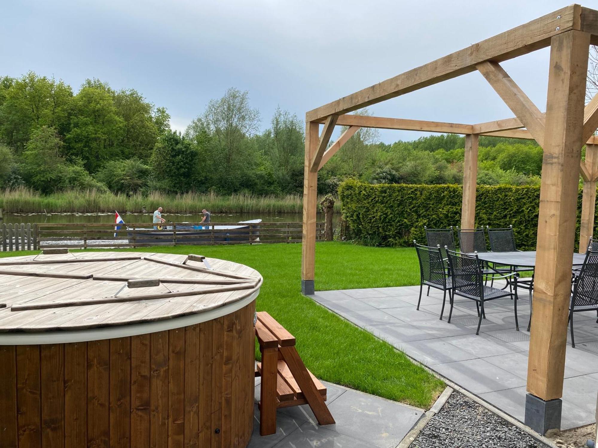 Villa Riverside Met Hottub, Eigen Aanlegsteiger, Zwemtrap, Trampoline En Kano'S Zeewolde Bagian luar foto