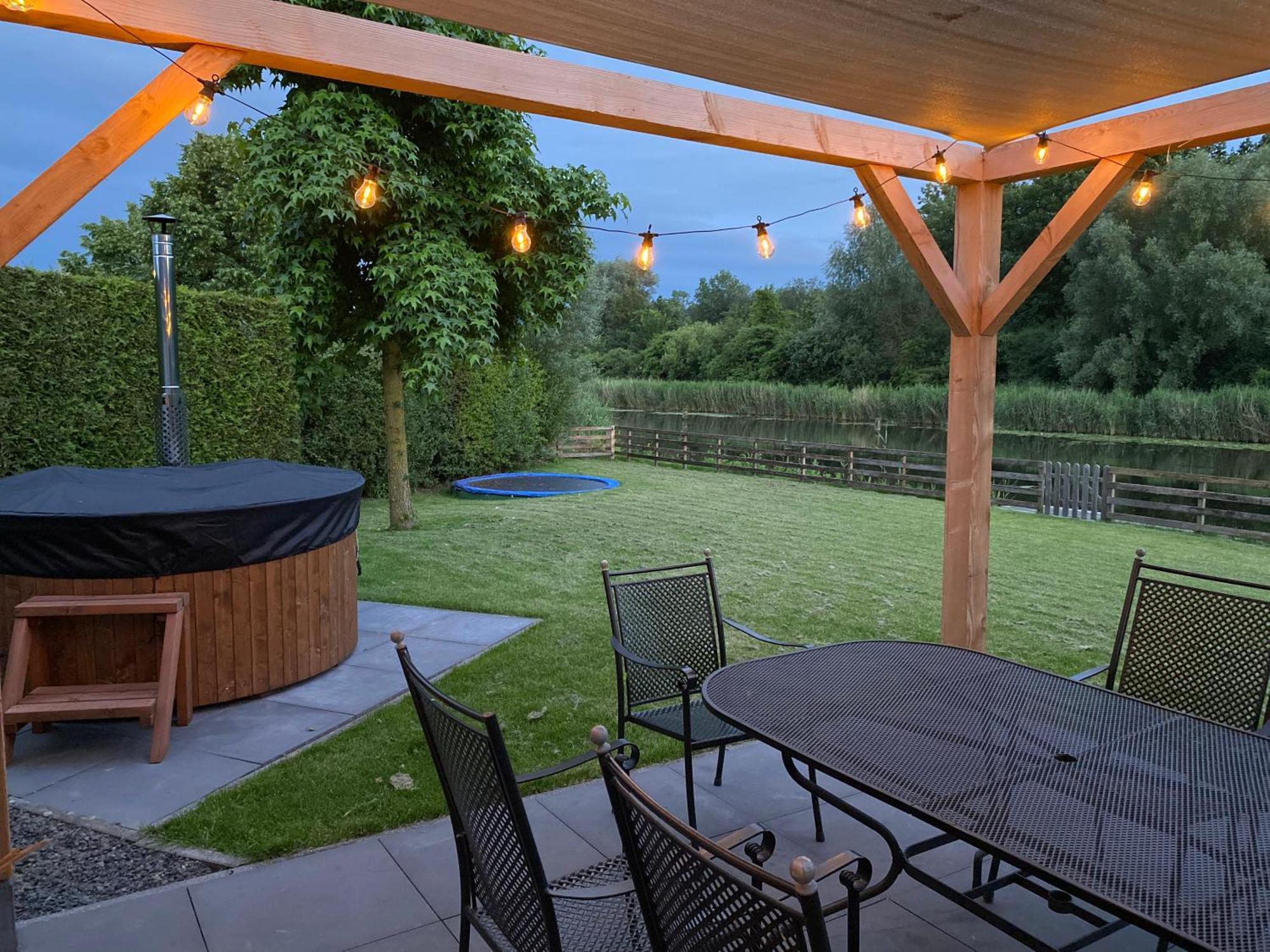 Villa Riverside Met Hottub, Eigen Aanlegsteiger, Zwemtrap, Trampoline En Kano'S Zeewolde Bagian luar foto