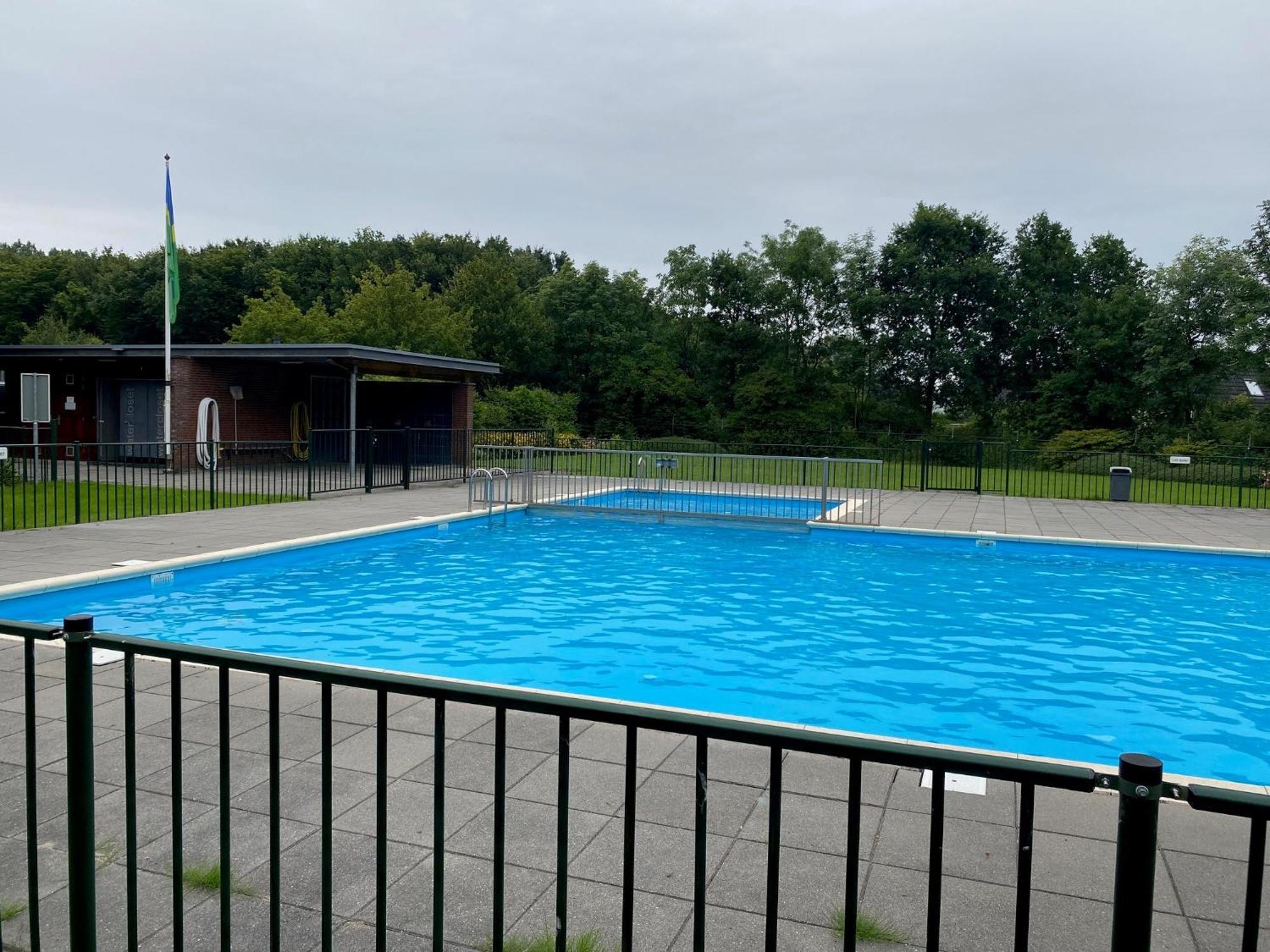 Villa Riverside Met Hottub, Eigen Aanlegsteiger, Zwemtrap, Trampoline En Kano'S Zeewolde Bagian luar foto
